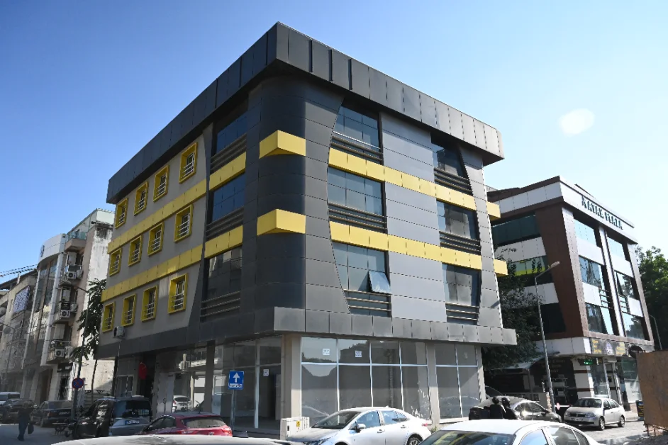 Hedef+ Bayraklı'da ders anlatan öğretmen ve öğrenciler